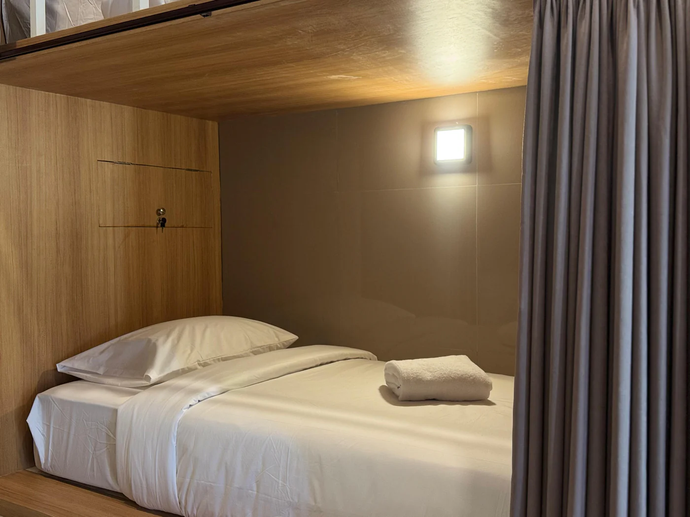 Capsule bed privacy