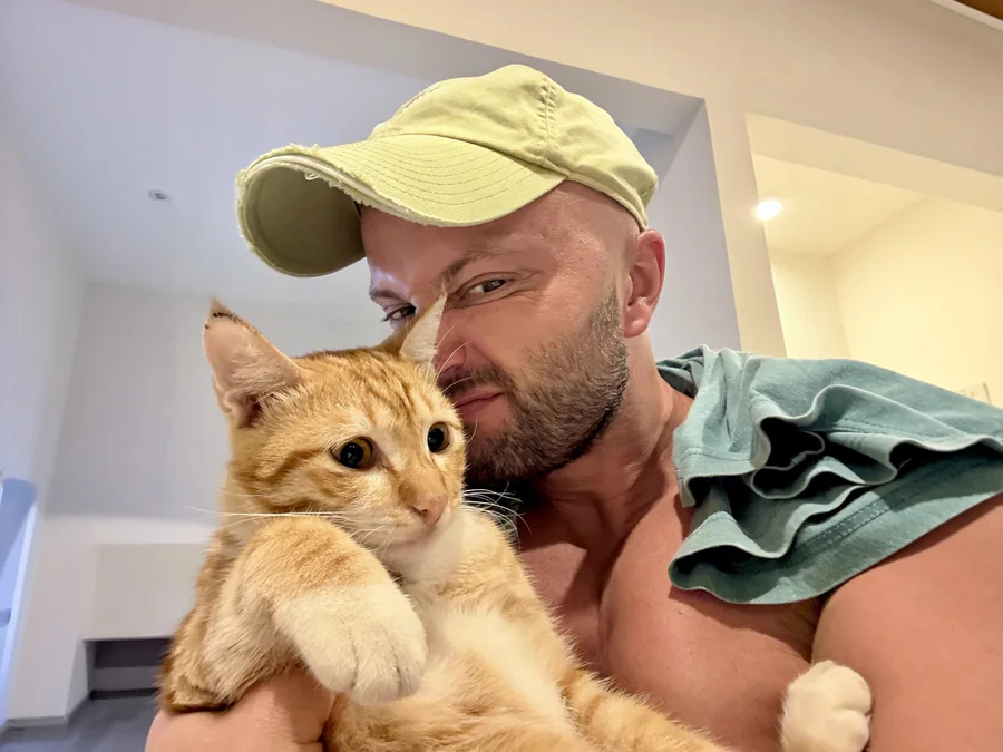 Host with Ninja the orange cat at Ungasan Center Hostel